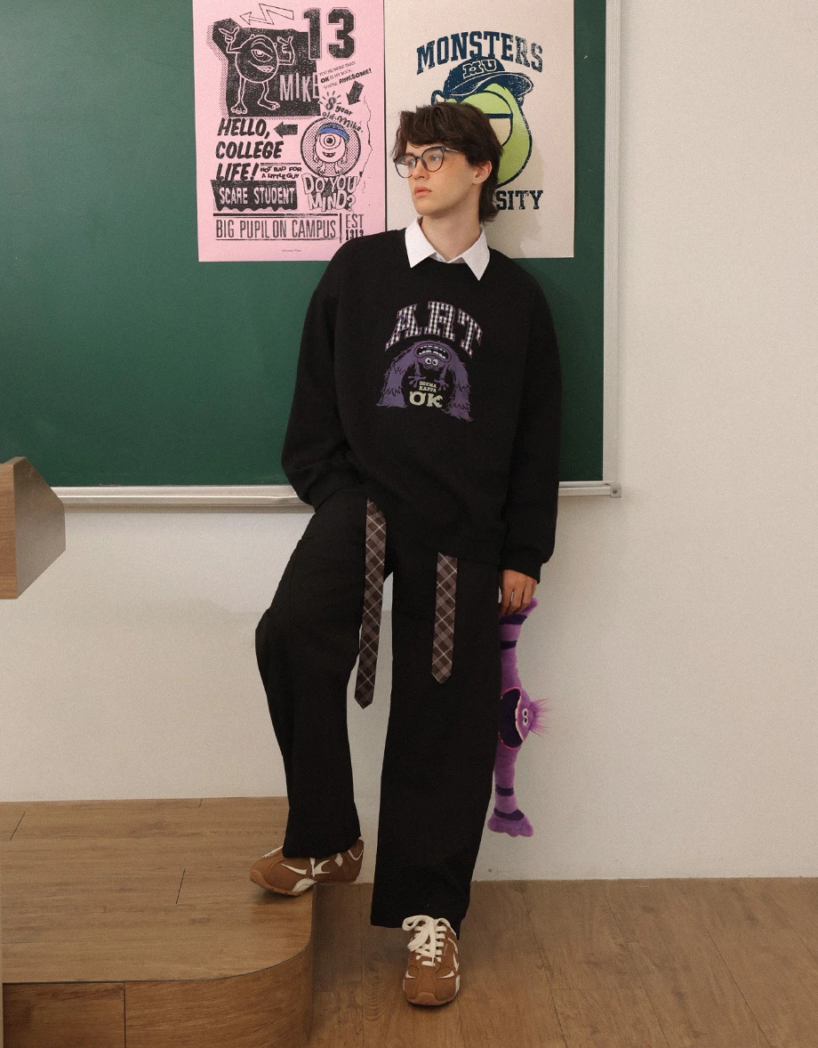 【迪士尼系列】怪獸大學 印花貼布繡圓領長袖寬版大學 TEE(男款) 【迪士尼系列】怪獸大學 印花貼布繡圓領長袖寬版大學 TEE(男款)