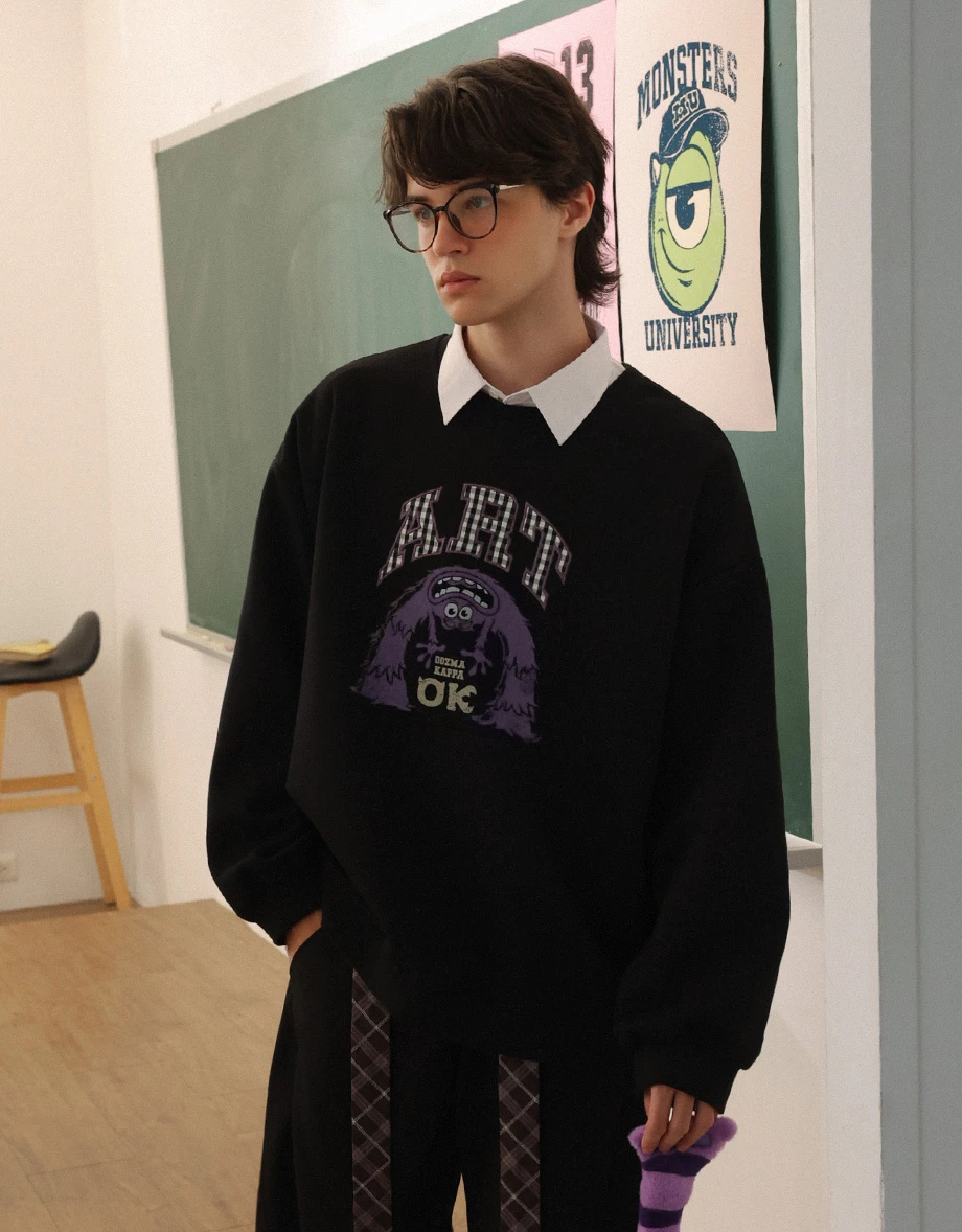 【迪士尼系列】怪獸大學 印花貼布繡圓領長袖寬版大學 TEE(男款) 【迪士尼系列】怪獸大學 印花貼布繡圓領長袖寬版大學 TEE(男款)