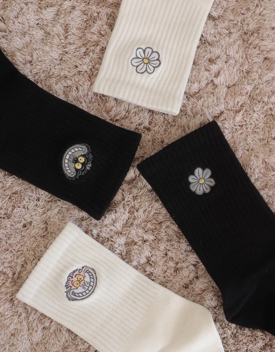 【迪士尼系列】愛麗絲 妙妙貓款花朵刺繡圖案中筒襪