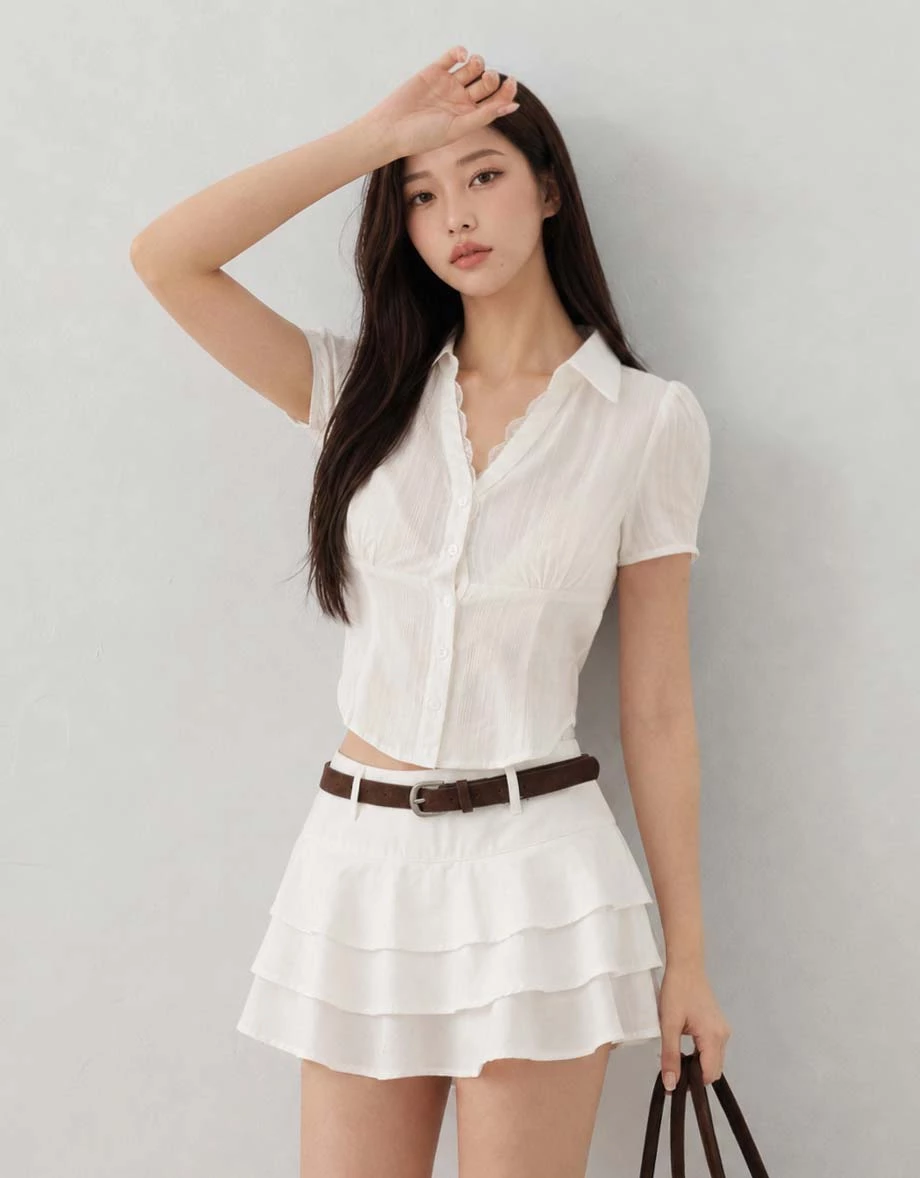 V型翻領抓褶澎袖蕾絲滾邊直線織紋短版襯衫 V型翻領抓褶澎袖蕾絲滾邊直線織紋短版襯衫