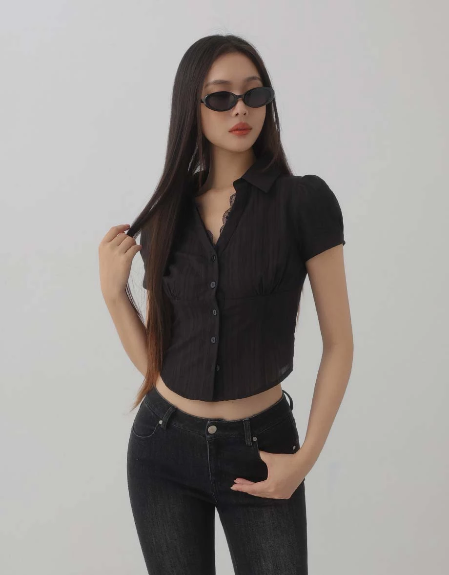 V型翻領抓褶澎袖蕾絲滾邊直線織紋短版襯衫 V型翻領抓褶澎袖蕾絲滾邊直線織紋短版襯衫