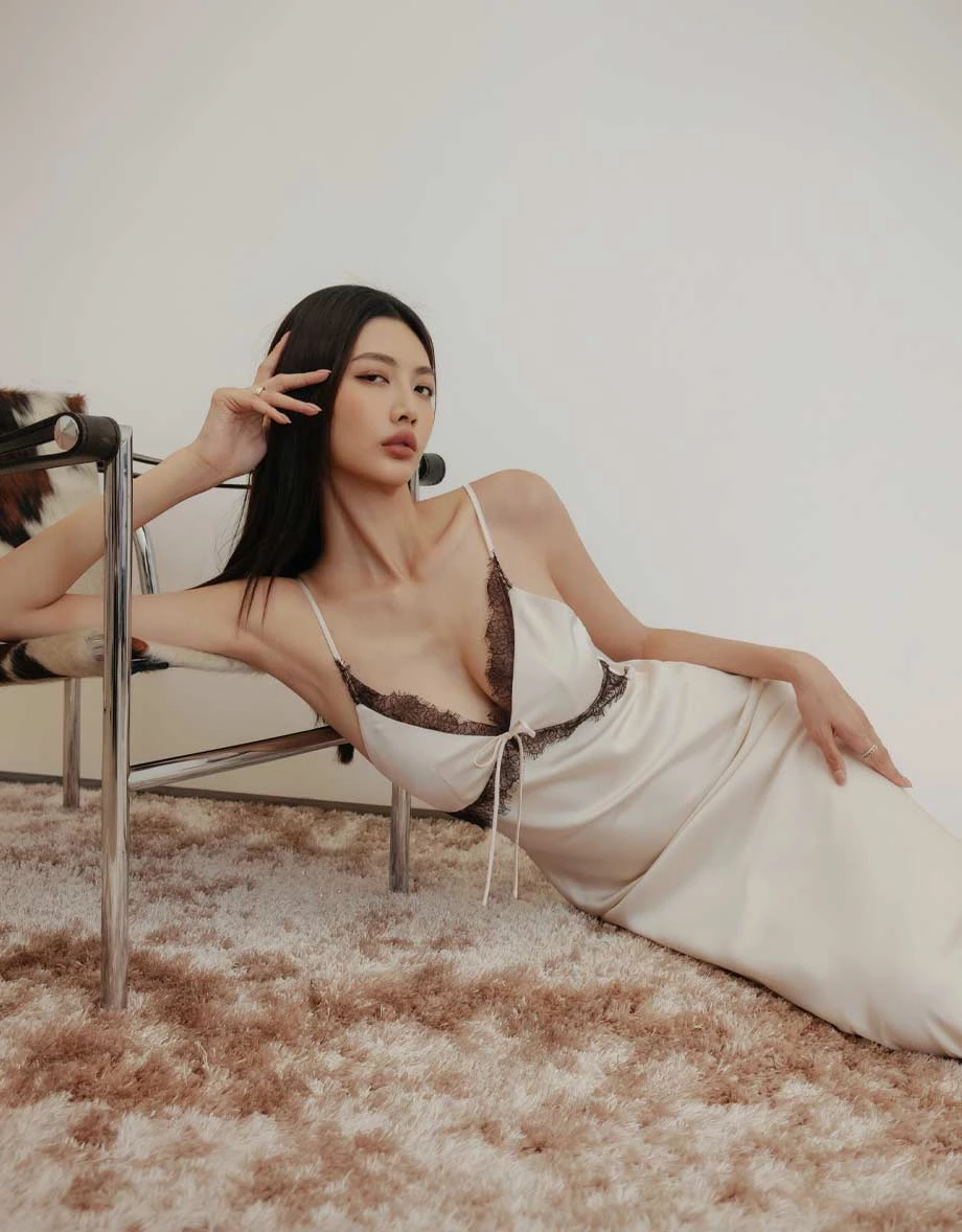 【IHUA Deisgn】V Neck Contrast Lace Trim Backless Padded Satin Maxi Dress 【IHUA Deisgn】V Neck Contrast Lace Trim Backless Padded Satin Maxi Dress