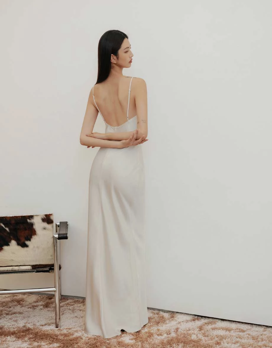 【IHUA Deisgn】V Neck Contrast Lace Trim Backless Padded Satin Maxi Dress 【IHUA Deisgn】V Neck Contrast Lace Trim Backless Padded Satin Maxi Dress