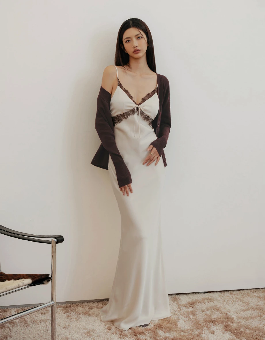【IHUA Deisgn】V Neck Contrast Lace Trim Backless Padded Satin Maxi Dress 【IHUA Deisgn】V Neck Contrast Lace Trim Backless Padded Satin Maxi Dress