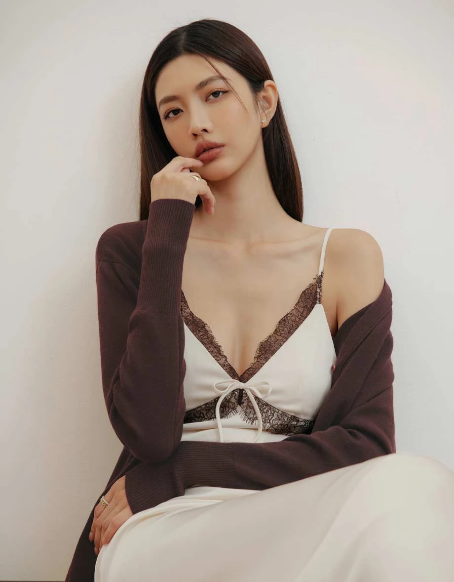 【IHUA Deisgn】V Neck Contrast Lace Trim Backless Padded Satin Maxi Dress 【IHUA Deisgn】V Neck Contrast Lace Trim Backless Padded Satin Maxi Dress