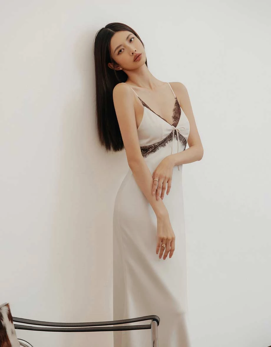 【IHUA Deisgn】V Neck Contrast Lace Trim Backless Padded Satin Maxi Dress 【IHUA Deisgn】V Neck Contrast Lace Trim Backless Padded Satin Maxi Dress