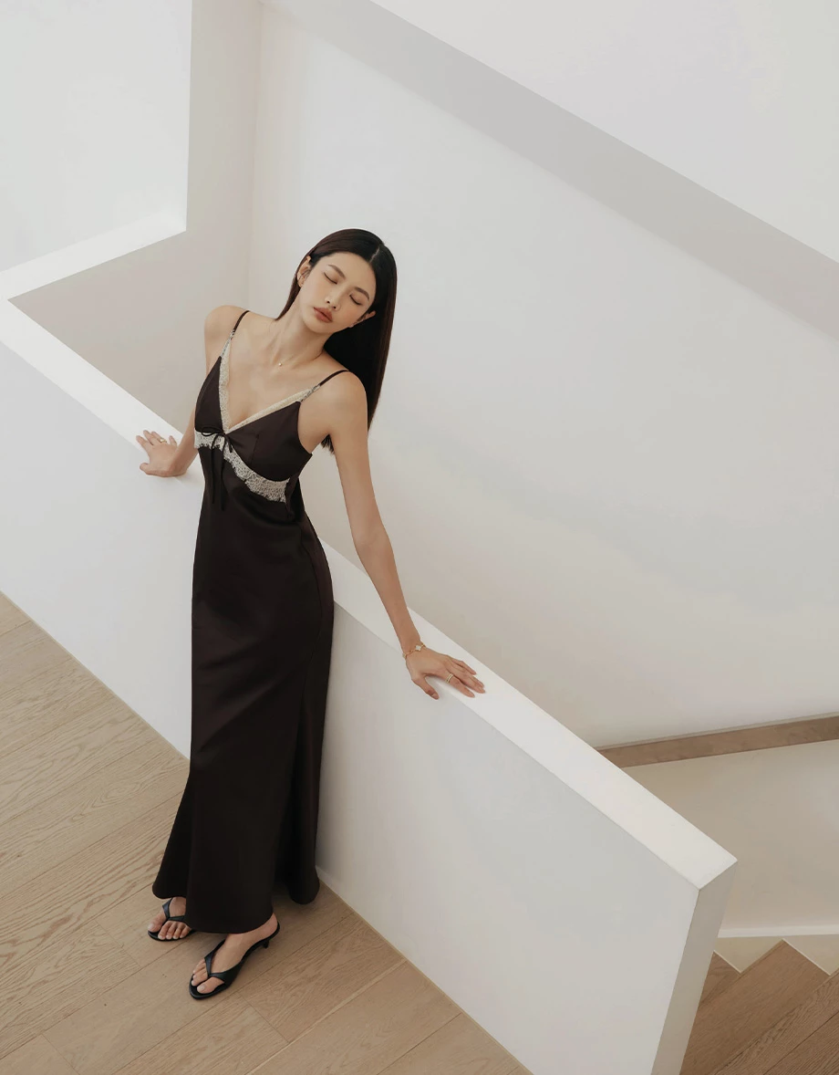 【IHUA Deisgn】V Neck Contrast Lace Trim Backless Padded Satin Maxi Dress 【IHUA Deisgn】V Neck Contrast Lace Trim Backless Padded Satin Maxi Dress