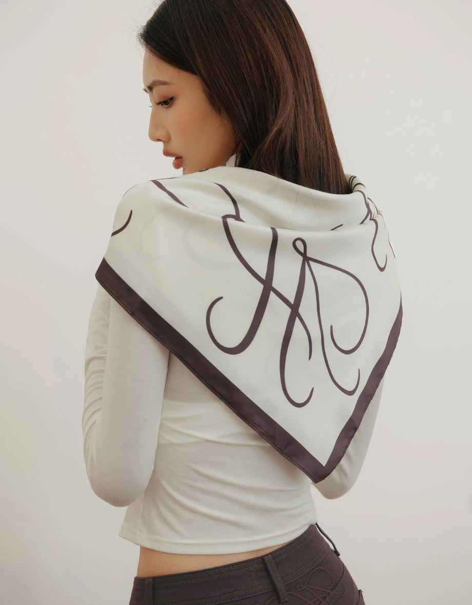 【IHUA Deisgn】Contrast Border Abstract Line Logo Silk Scarf