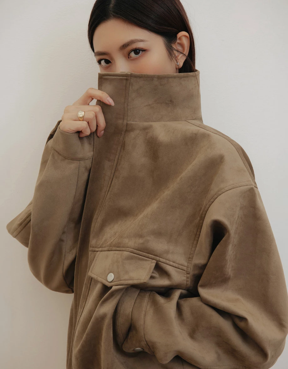 【IHUA Deisgn】Stand Collar Double Pocket Elastic Hem Zip Up Jacket (Twill / Faux Suede) 【IHUA Deisgn】Stand Collar Double Pocket Elastic Hem Zip Up Jacket (Twill / Faux Suede)
