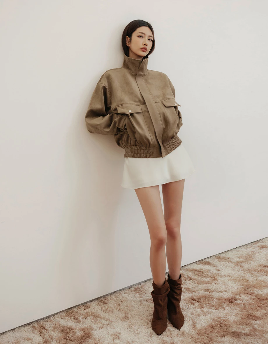 【IHUA Deisgn】Stand Collar Double Pocket Elastic Hem Zip Up Jacket (Twill / Faux Suede) 【IHUA Deisgn】Stand Collar Double Pocket Elastic Hem Zip Up Jacket (Twill / Faux Suede)