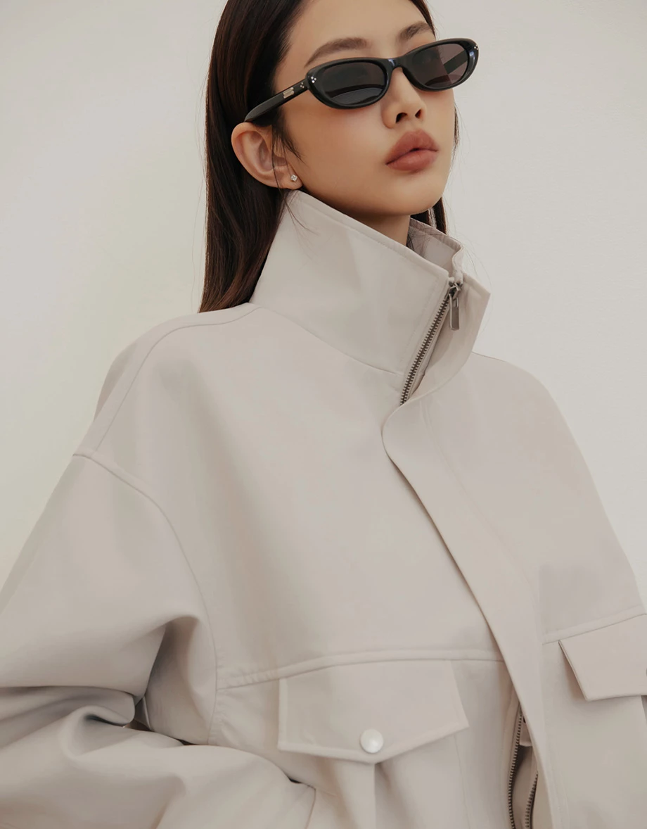 【IHUA Deisgn】Stand Collar Double Pocket Elastic Hem Zip Up Jacket (Twill / Faux Suede) 【IHUA Deisgn】Stand Collar Double Pocket Elastic Hem Zip Up Jacket (Twill / Faux Suede)