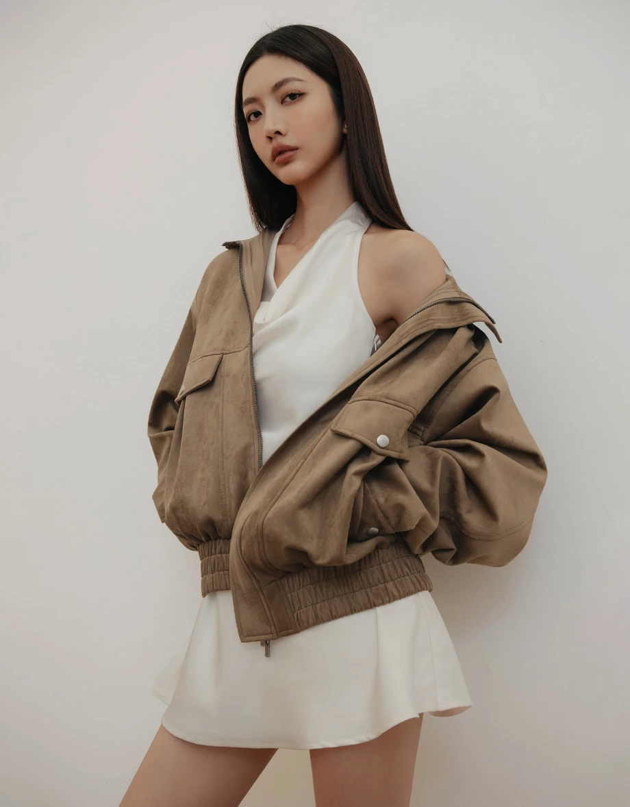 【IHUA Deisgn】Stand Collar Double Pocket Elastic Hem Zip Up Jacket (Twill / Faux Suede) 【IHUA Deisgn】Stand Collar Double Pocket Elastic Hem Zip Up Jacket (Twill / Faux Suede)