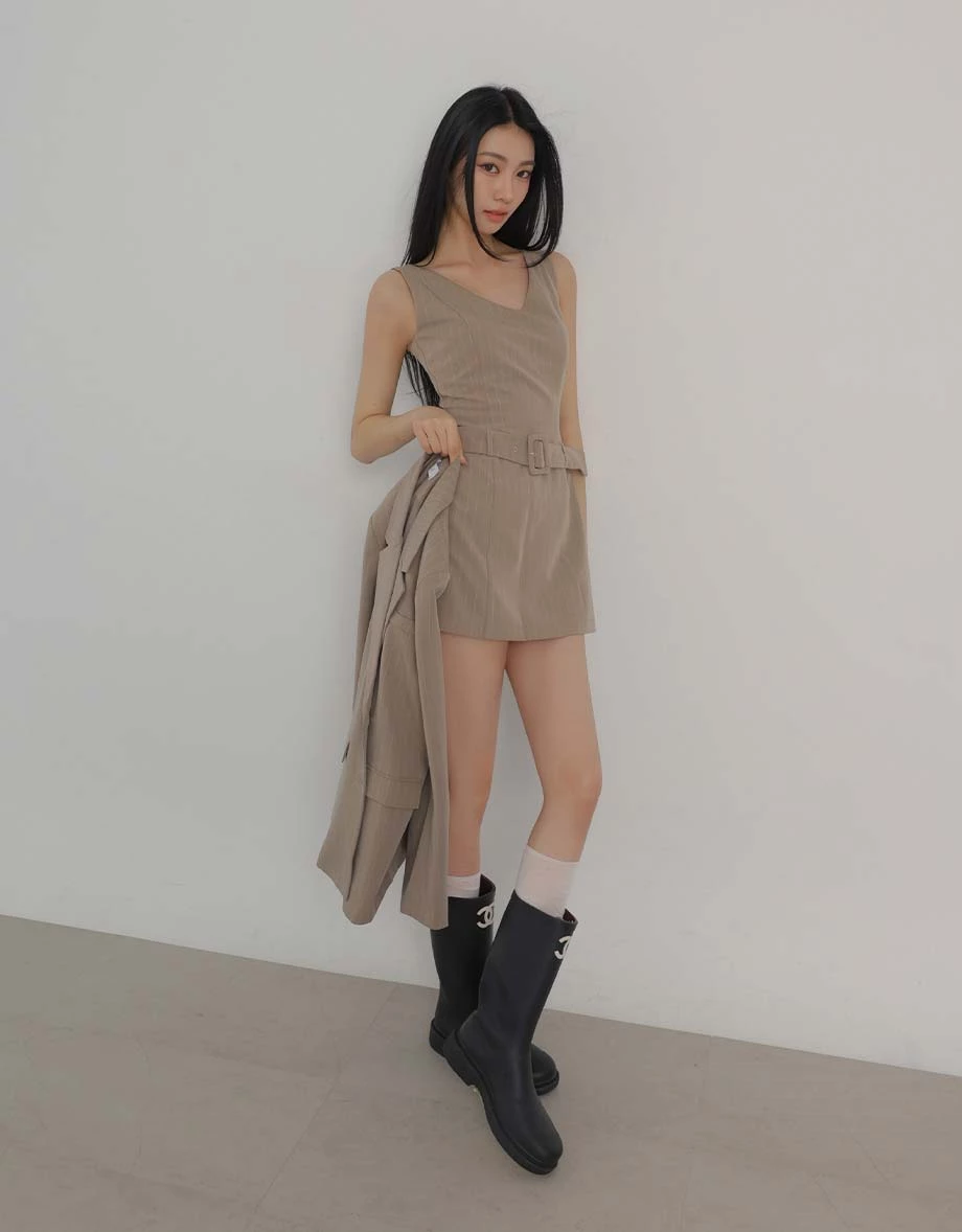 直條紋V領寬腰帶西裝背心連身短褲裙