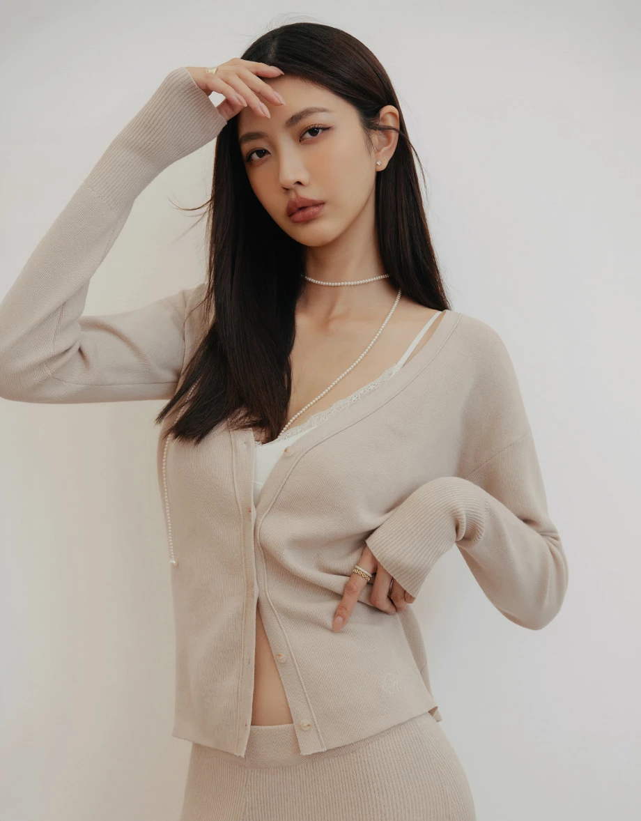 【IHUA Deisgn】V Neck Button Front Logo Embroidered Ribbed Knit Cardigan