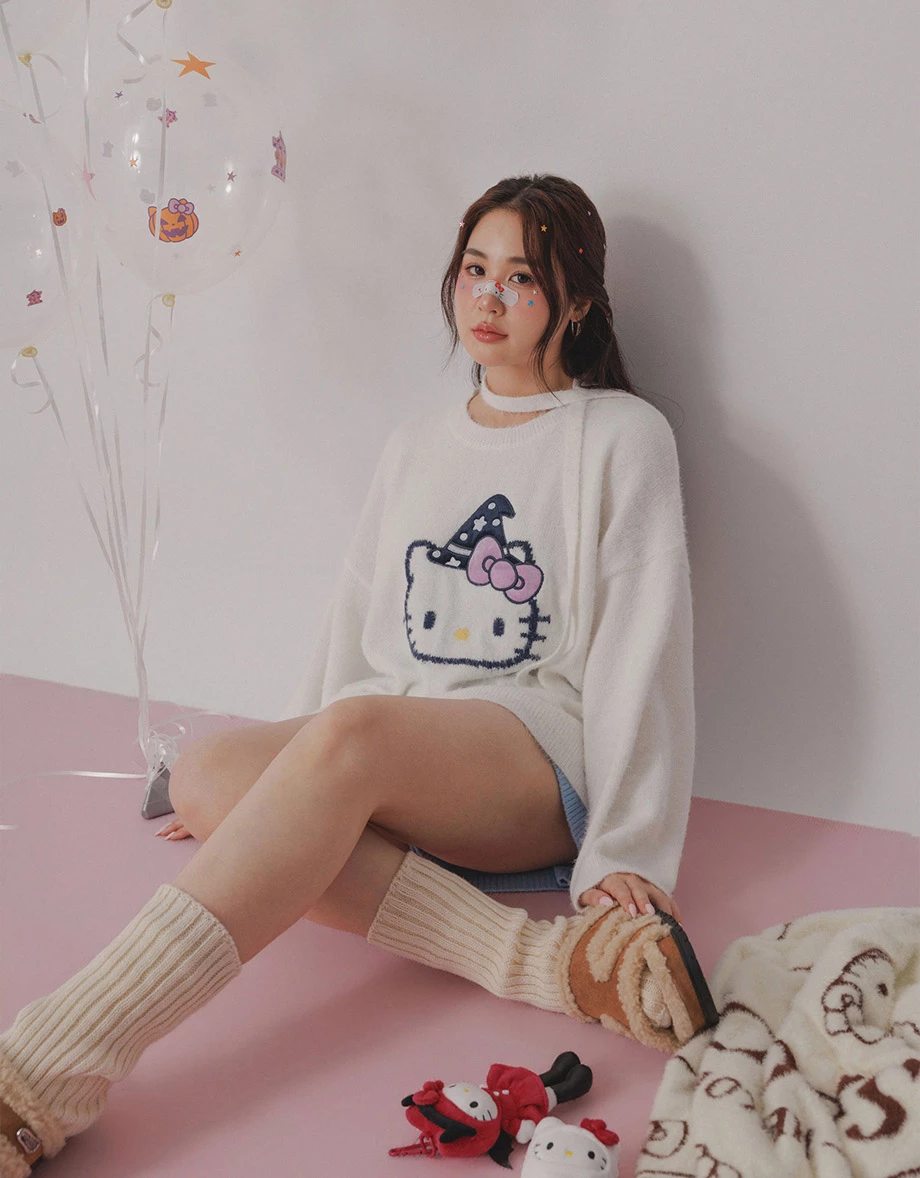 【Hello Kitty】緹花貼布繡圖案圓領長袖寬版毛衣(附領巾)