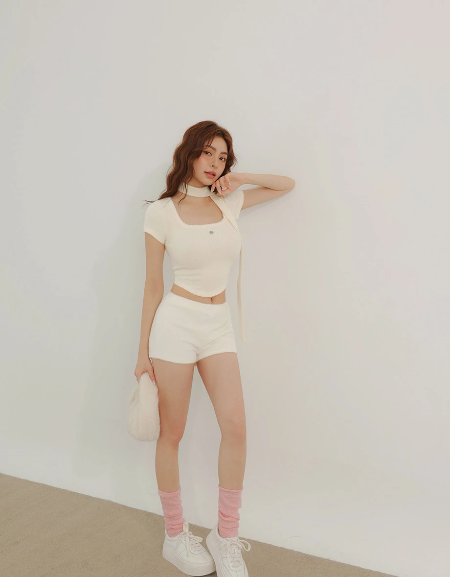 金屬LOGO方領短袖弧形下擺短版針織衫(附領巾)