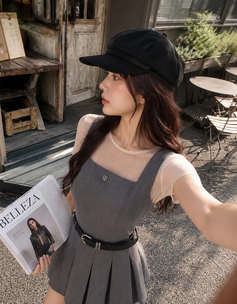 金屬LOGO方領寬肩帶百褶短洋裝(附皮帶)