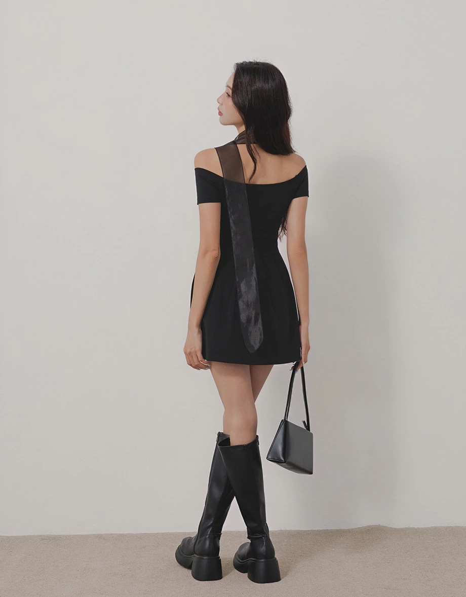 一字領短袖公主線剪裁抓褶裙襬短洋裝(附胸墊) 一字領短袖公主線剪裁抓褶裙襬短洋裝(附胸墊)