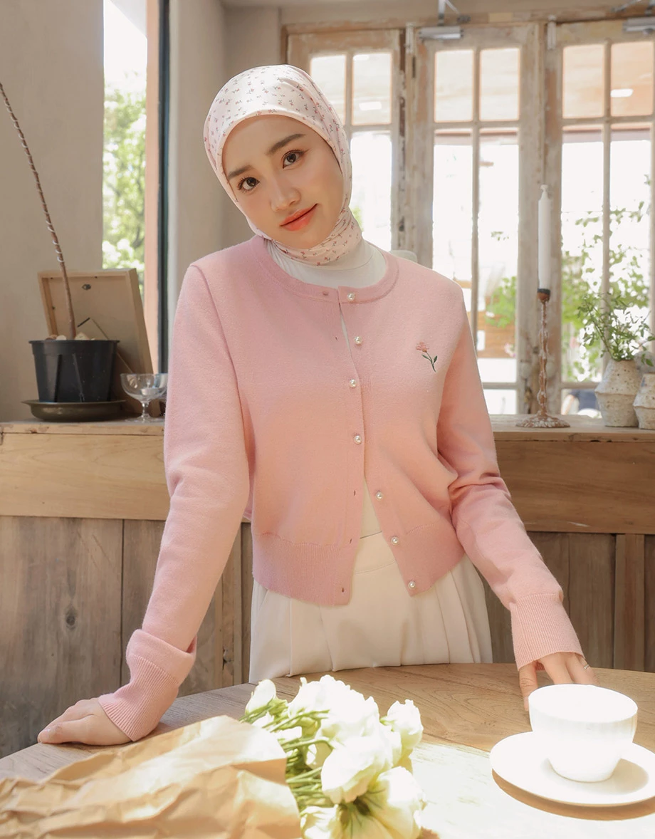 【SABRINA Design】Floral Embroidered Pearl Button Crop Cardigan 【SABRINA Design】Floral Embroidered Pearl Button Crop Cardigan