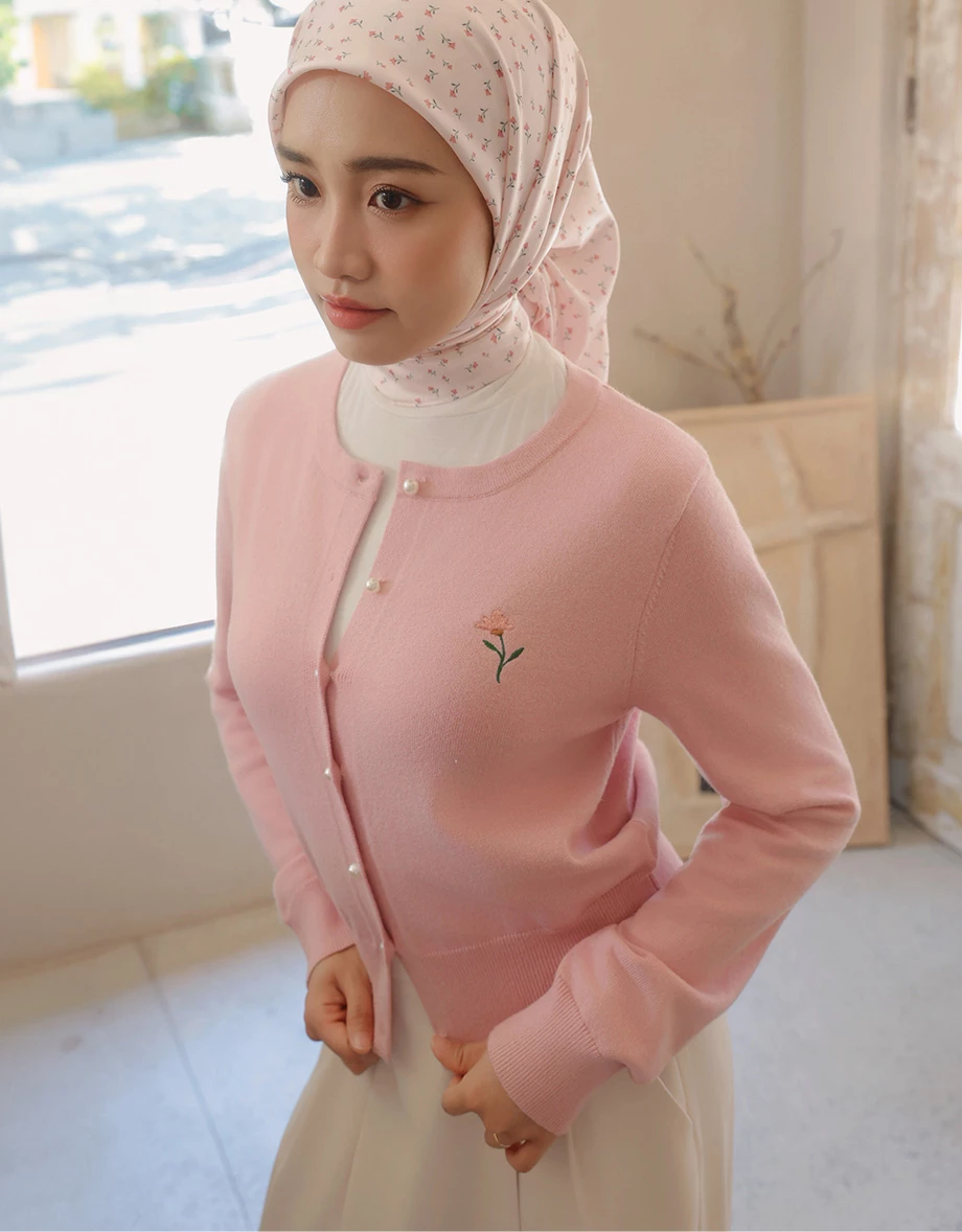 【SABRINA Design】Floral Embroidered Pearl Button Crop Cardigan 【SABRINA Design】Floral Embroidered Pearl Button Crop Cardigan