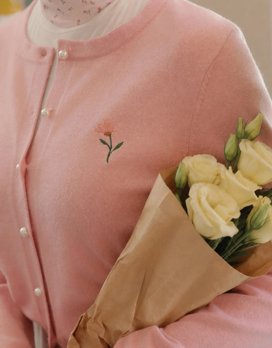 【SABRINA Design】Floral Embroidered Pearl Button Crop Cardigan 【SABRINA Design】Floral Embroidered Pearl Button Crop Cardigan