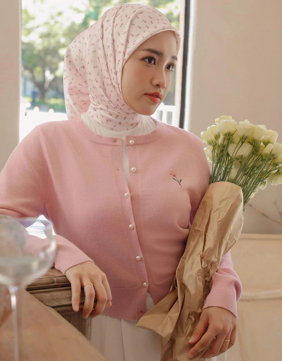 【SABRINA Design】Floral Embroidered Pearl Button Crop Cardigan 【SABRINA Design】Floral Embroidered Pearl Button Crop Cardigan
