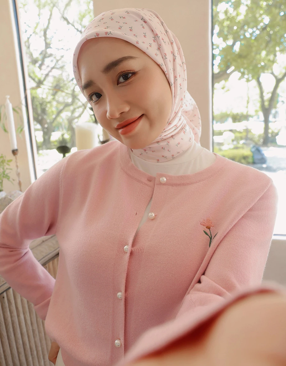 【SABRINA Design】Floral Embroidered Pearl Button Crop Cardigan 【SABRINA Design】Floral Embroidered Pearl Button Crop Cardigan