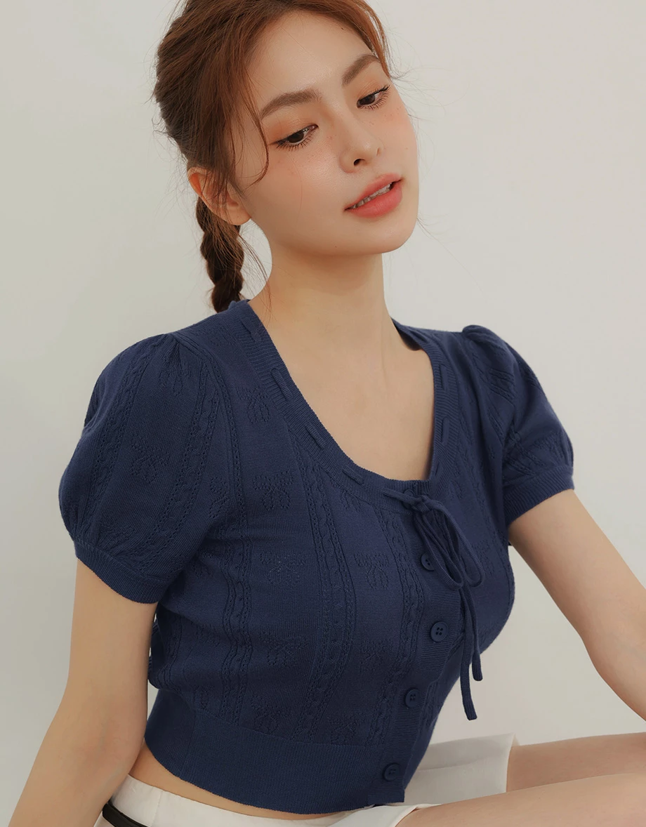 V領排扣綁帶澎袖短版蝴蝶結麻花織紋開襟針織衫 V領排扣綁帶澎袖短版蝴蝶結麻花織紋開襟針織衫